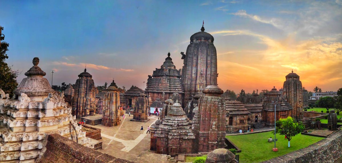 Lingaraj_Temple_complex_at_dusk